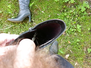 Outdoor Piss in wifes high heeled leather boot